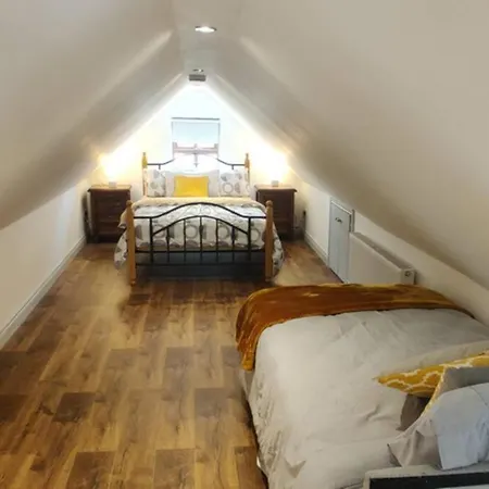 Luxury 'cois Abhainn' Self Catering